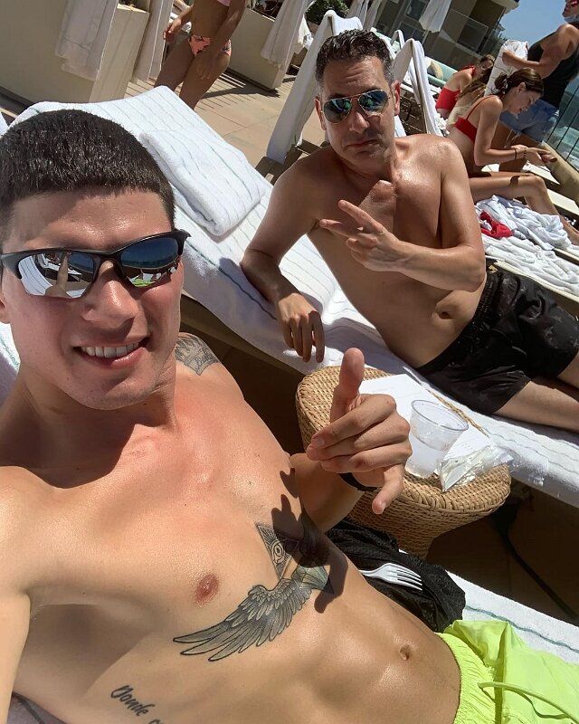 Joe D Martinez with his gay friends (18)