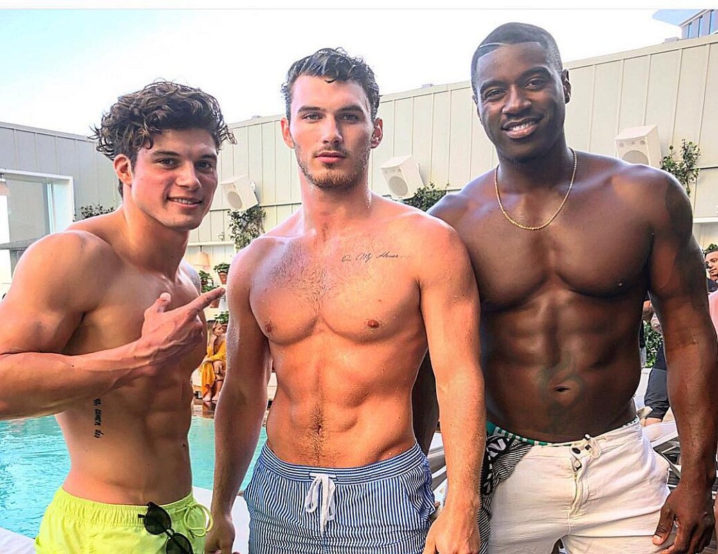 Joe D Martinez with his gay friends (35)