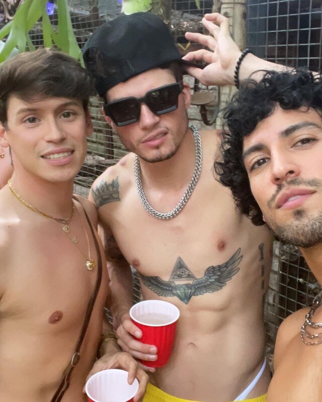 Joe D Martinez with his gay friends (58)